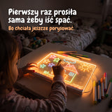 Dziecko rysuje na świecącej tablicy NeonBoard™