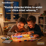 Dzieci rysują razem na tablicy LED NeonBoard™