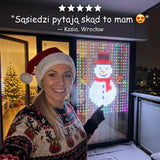 Kobieta na balkonie udekorowanym kurtyną LED LedoLampki™